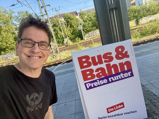 wahlplakat mit dem sloagen der linken in berlin "Bus & Bahn - Preise runter" ... noch am bahnhof charlottenburg auf dem weg nach hause